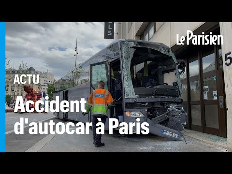 Un autocar s’encastre dans un bâtiment à Paris, un mort et 19 blessés légers