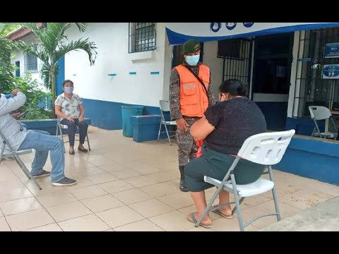 Ejército de Guatemala apoya en centros de vacunación contra el COVID-19