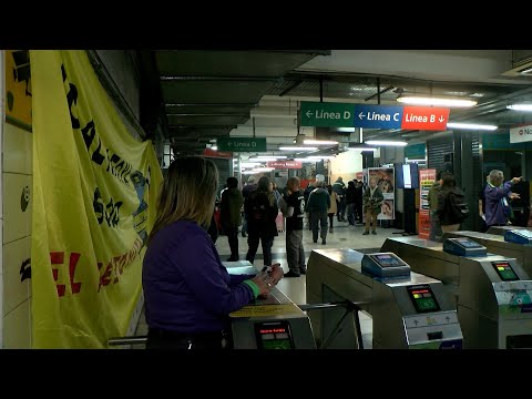 Metrodelegados liberaron molinetes en la estación Carlos Pellegrini de la línea B