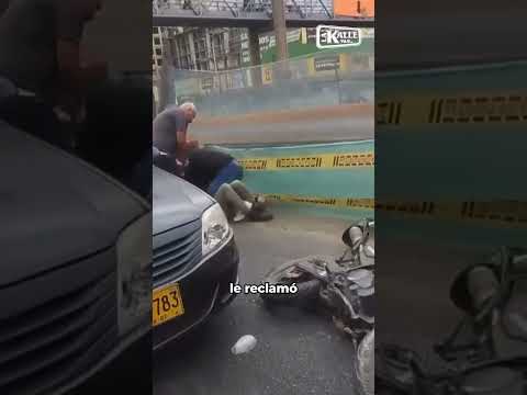 Fuerte pelea a palo entre hombres y motociclista por un choque simple en Bogotá