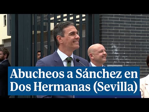Abucheos a Pedro Sánchez durante sus declaraciones sobre vivienda en Dos Hermanas (Sevilla)