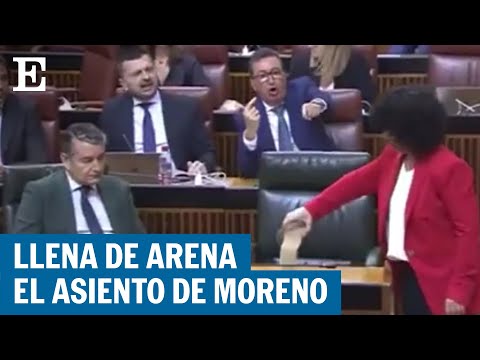 Maribel Mora (Adelante Andalucía) llena de arena el sitio de Juanma Moreno en la Junta | EL PAÍS
