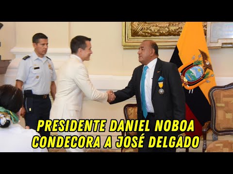 Presidente Daniel Noboa condecora al periodista José Delgado