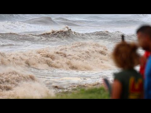 EN DIRECT - L'oeil du cyclone Belal à La Réunion, premier décès confirmé