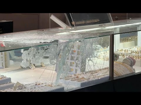 Suspects with hammers smash jewelry store at Toronto mall