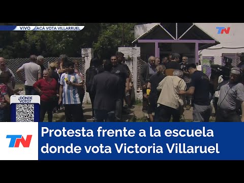 Protesta de vecinos frente a la escuela donde vota Victoria Villaruel bajo la consigna Nunca más