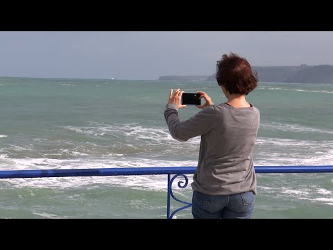 El fuerte oleaje en Santander sorprende a vecinos y visitantes: El mar así impresiona