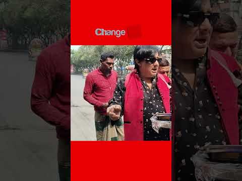 ধানমন্ডি ৩২–এ শেখ মুজিবের জন্মদিনে উপহার দিচ্ছেন এক ব্যক্তি!