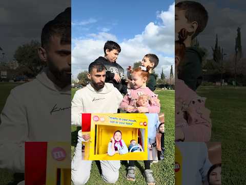 شوكلا ماشا وفروزن بل حديقة الالعاب مع مصاصة الحلوى