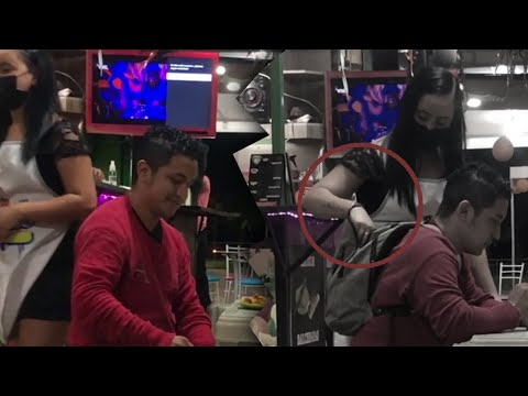 Mesera se hace Viral por Saquear Pertenencias de este Chico en un Restaurante.