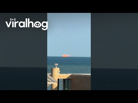 SpaceX Starship Booster Crashes Into the Ocean || ViralHog