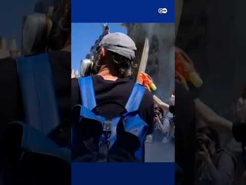 Water pistols fired at tourists in Barcelona | DW News
