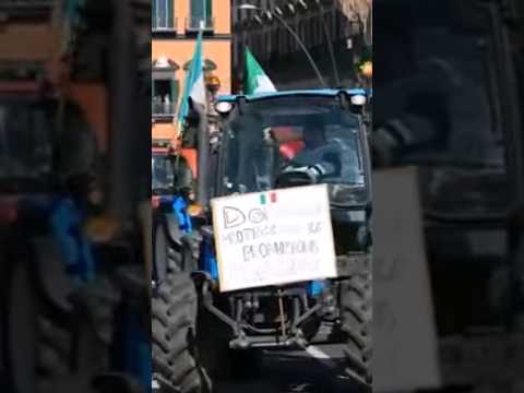 Protesta degli agricoltori a Napoli: i trattori congestionano il traffico #shorts #news