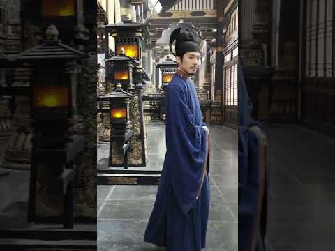 钱俶以仁为甲，以义为舟，渡尽风波处，山河已太平。Through storms, grace his armor, right his helm—till peace filled the realm.