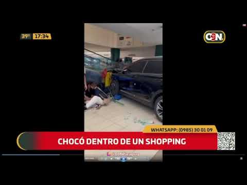 Un vehículo chocó dentro de un shopping