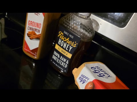 Making eggs topped with cinnamon and honey