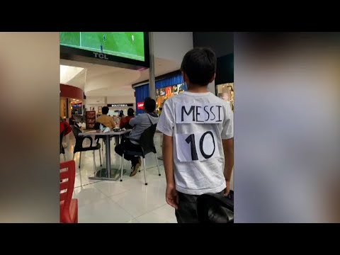 Niño marca su camisa con el número de Messi al no conseguir una