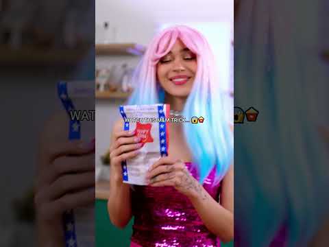 M&M microwave popcorn hack! 🍿🍫 #foodhacks #snack