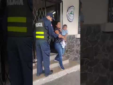 Marianela Castilla Llega a las Puertas del Consulado Sandinista Ladrones Asesinos Frente a Polis CR