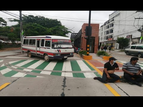Transportistas bloquean el primer anillo en Santa Cruz