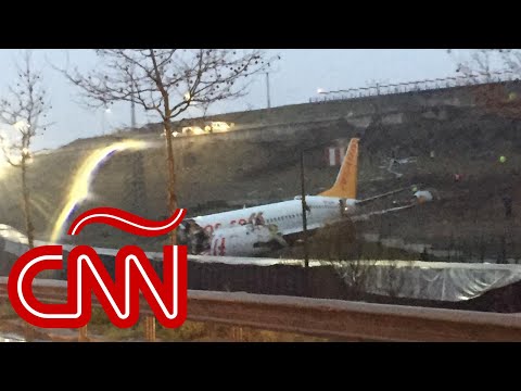Avión en Turquía se parte al salirse de la pista