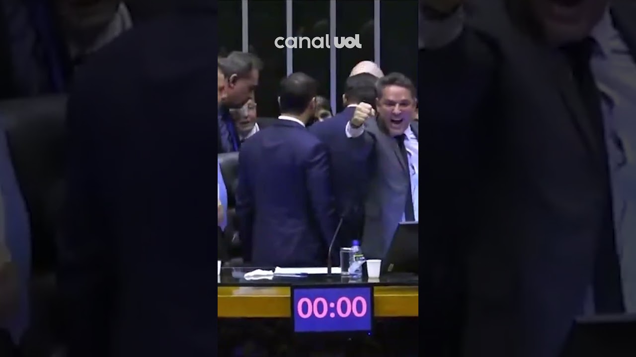 Nikolas Ferreira diz que foi agredido por Camila Jara durante empurra empurra na Câmara vídeo