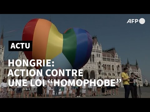 Hongrie: contre une loi homophobe, un cœur arc-en-ciel devant le parlement | AFP