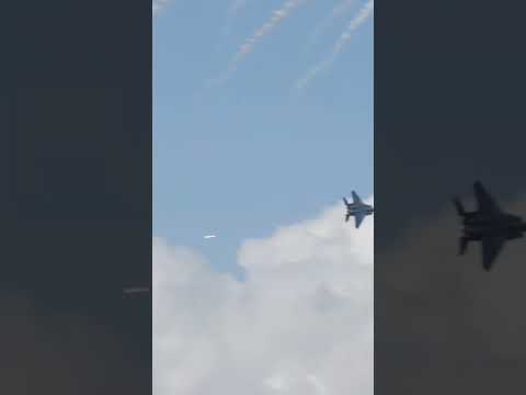Boeing F-15SG Fighter Jet Releases Flares – AIN #shorts #military
#aviation #singapore