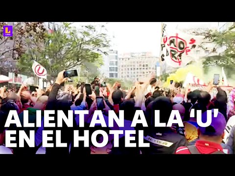 Hinchas de Universitario alientan a las afueras del hotel antes del partido contra Alianza Lima