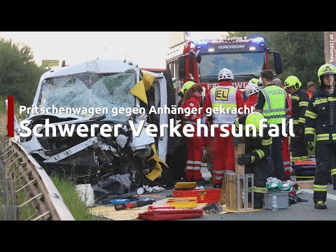 Personenrettung: Pritschenwagen auf Westautobahn bei Laakirchen in Heck eines LKW-Anhängers gekracht
