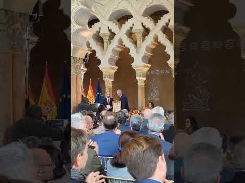 El presidente Jorge Azcón entrega una medalla honorífica a Javier Lambán en el Día de Aragón