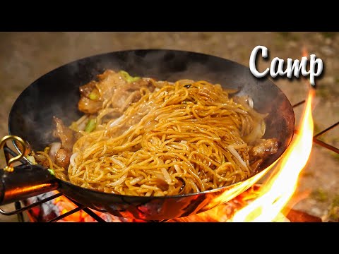 豚バラ焼きと焼きそばで酒を飲む