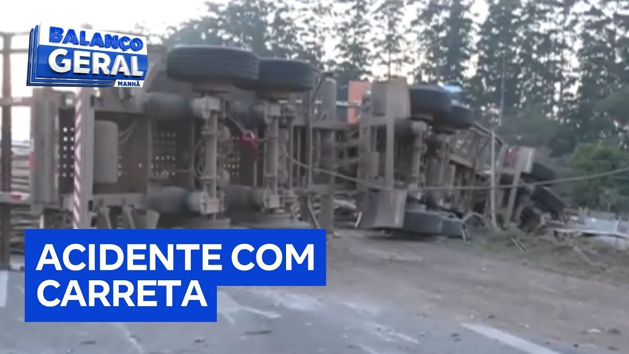Acidente com caminhões e carro na Rodovia Ayrton Senna
