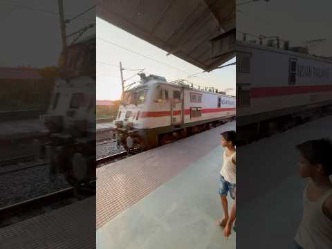 #railway #indianrailways #india #train #रेलवे 🚇आने कितनी 🚾दूरी पर गेट 🌁को बंद🔏किया जाता है !