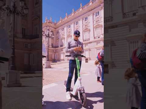 #TomBrady se pasea por las calles de Madrid… ¡en patinete!