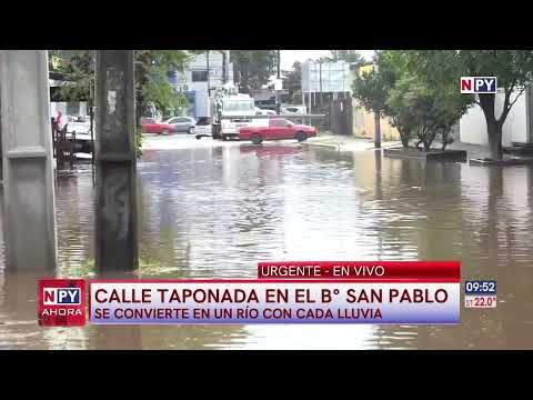 Vehículo quedó varado en profunda laguna en barrio San Pablo