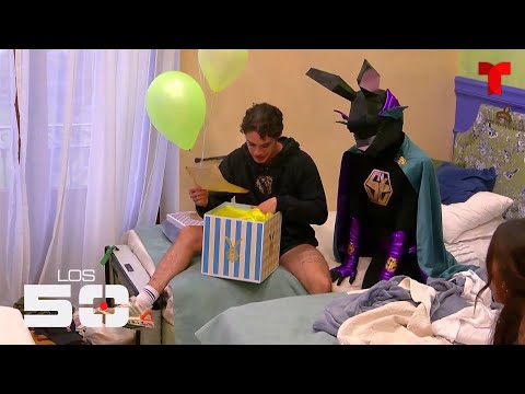 'El León' sorprende a Eduardo Barquín con un inesperado detalle | Los 50 | Telemundo Entretenimiento