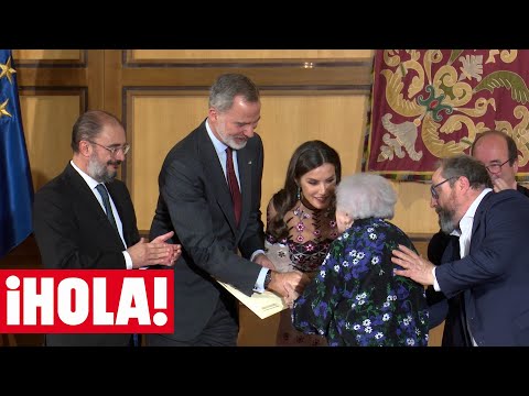 El entrañable momento de los reyes Felipe y Letizia con la organista Montserrat Torrent de 96 años