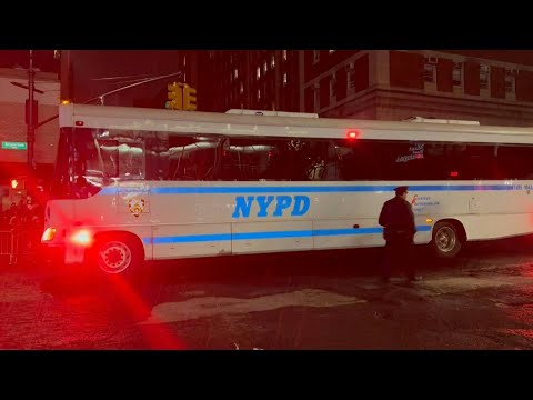Un bus qui transporterait des manifestants détenus à Columbia s'éloigne | AFP Images