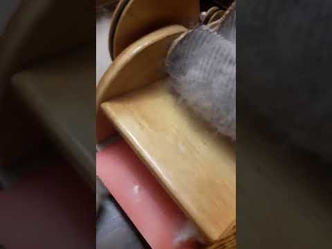 Расчесываю , смешиваю  на кардере  шерсть козы и самоеда.