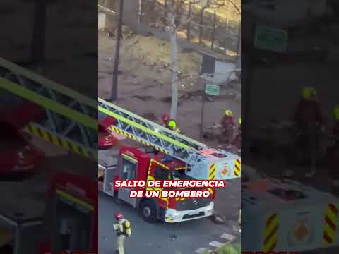 Salto de emergencia de un BOMBERO a un COLCHÓN de RESCATE en VALENCIA