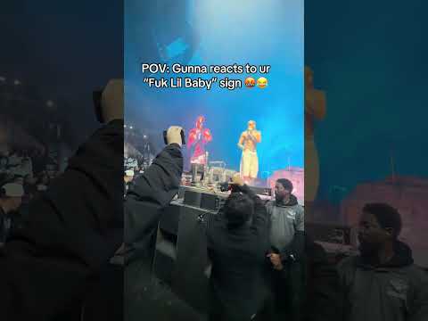 Gunna reacted to this fans sign that said “f*ck Lil Baby” 👀