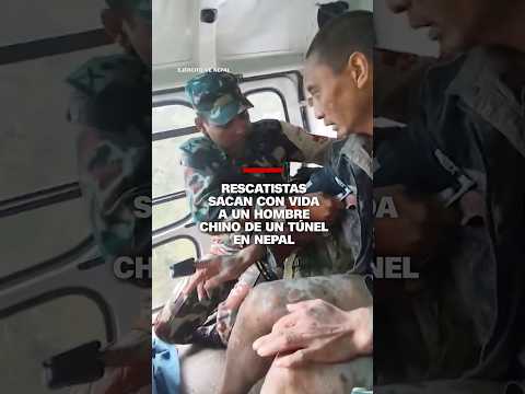 Rescatista sacan con vida a un hombre chino de un túnel en Nepal