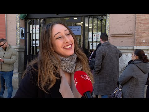 Sevillanos y turistas apuran las horas para adquirir décimos de Lotería de Navidad