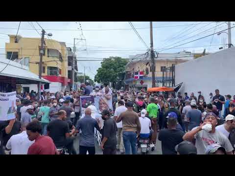 Una multitud recorre las calles de Villa Juana junto al carro fúnebre de Johnny