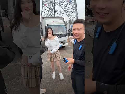 元帅户外撩妹 #户外逗美女 #整蛊情侣 #街头搭讪 #搞笑互动 #prank couple #Street chatting up beauties #Funny interaction