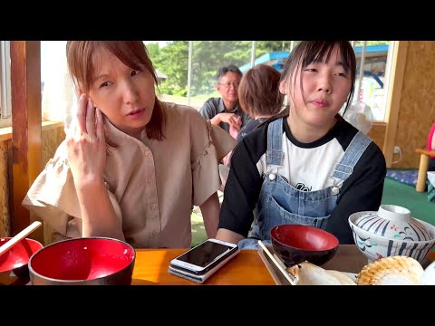海の日に海の家で食事を楽しむ稚奈