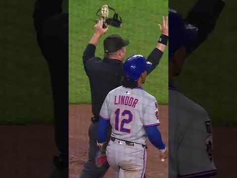 The Mets pick up their first run of the game on a WILD play!