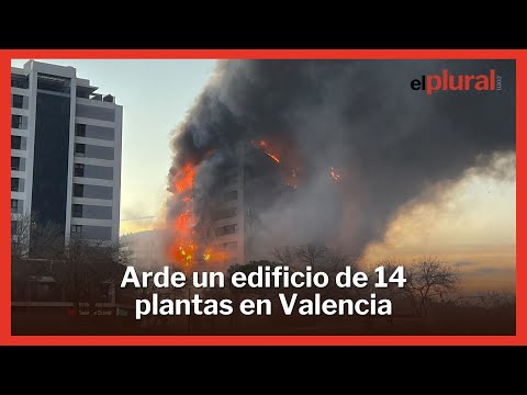 Arde un edificio de 14 plantas en Valencia