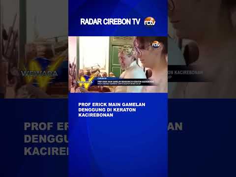 Prof Erick Main Gamelan Denggung di Keraton Kacirebonan